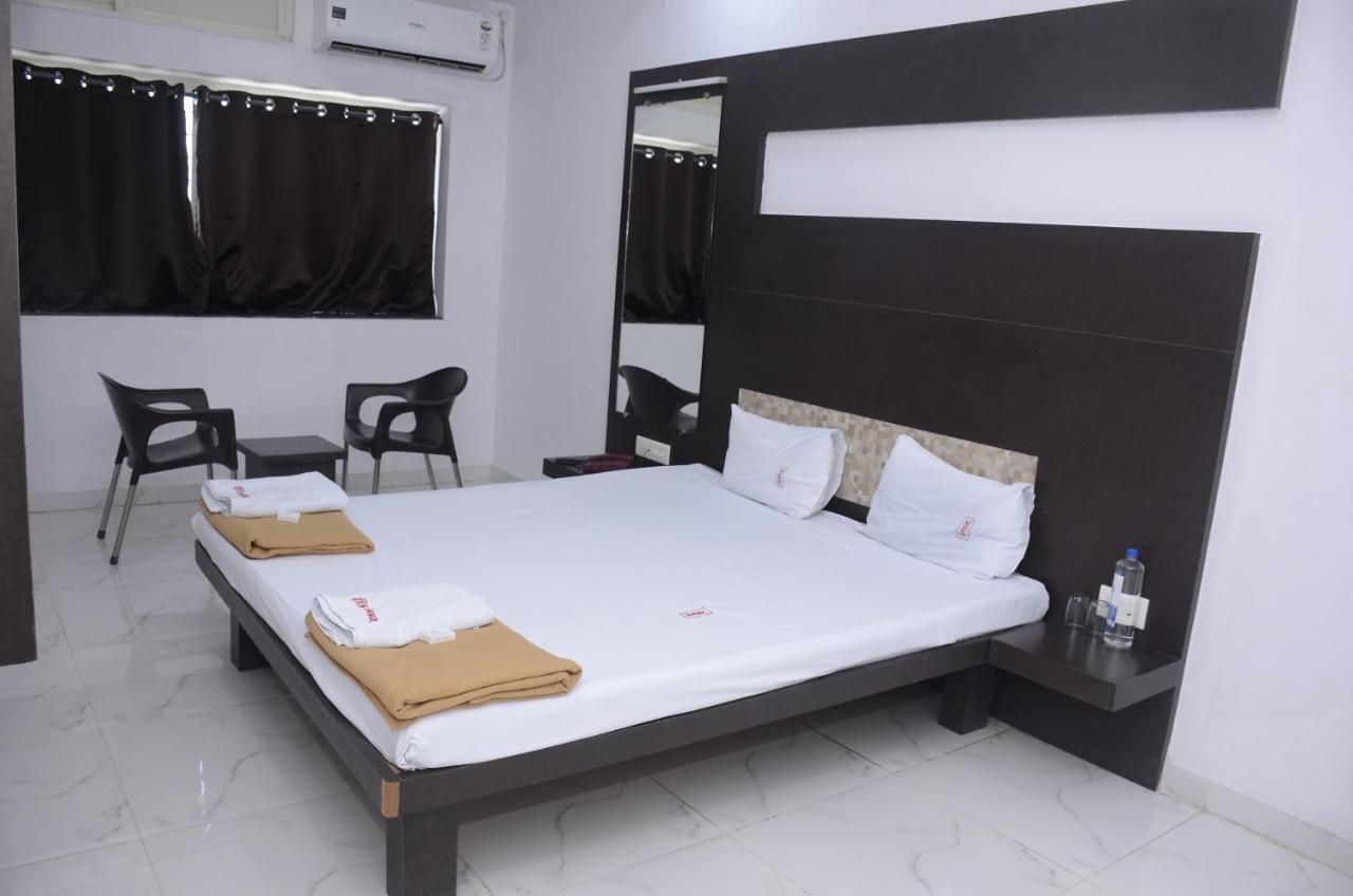 Hotel Mangalam Kurandvad Esterno foto