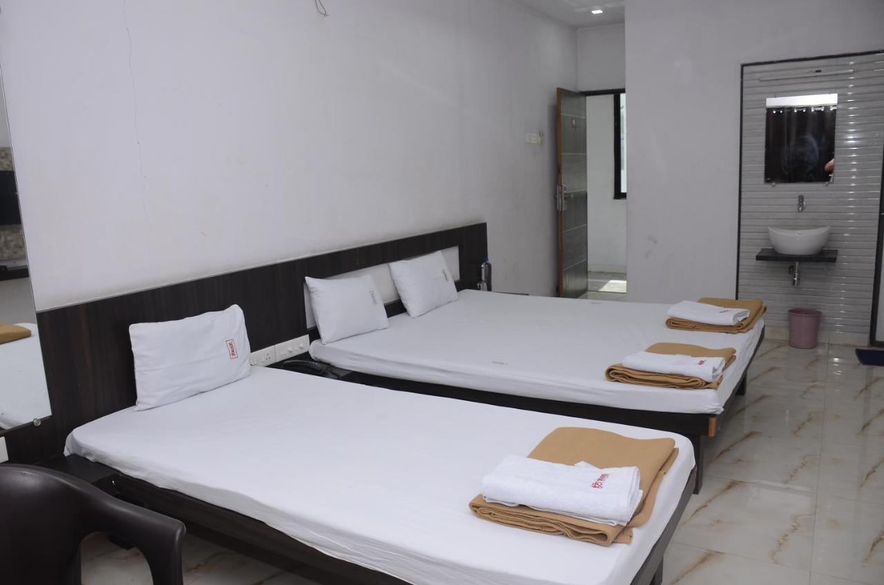 Hotel Mangalam Kurandvad Esterno foto