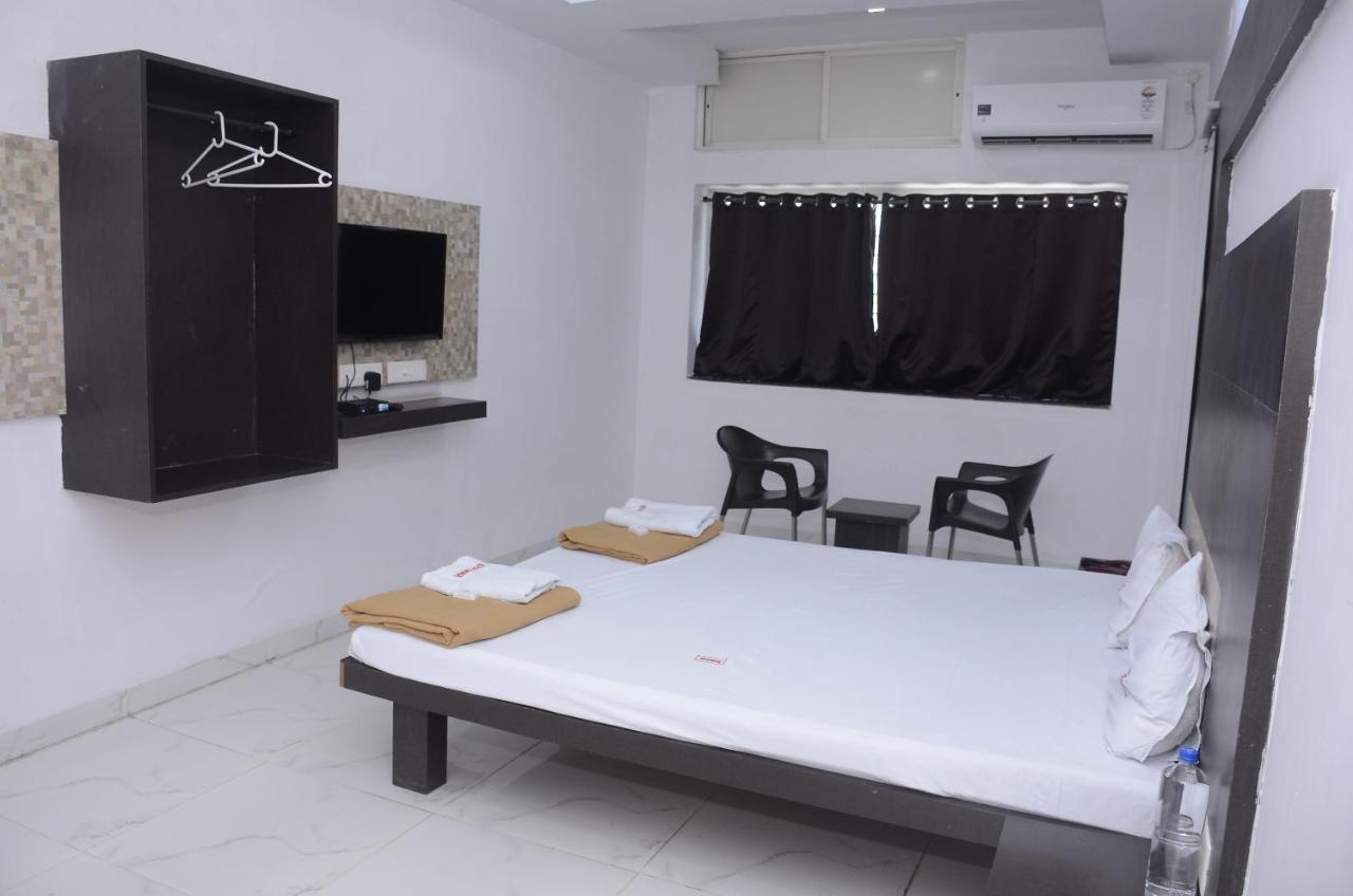 Hotel Mangalam Kurandvad Esterno foto