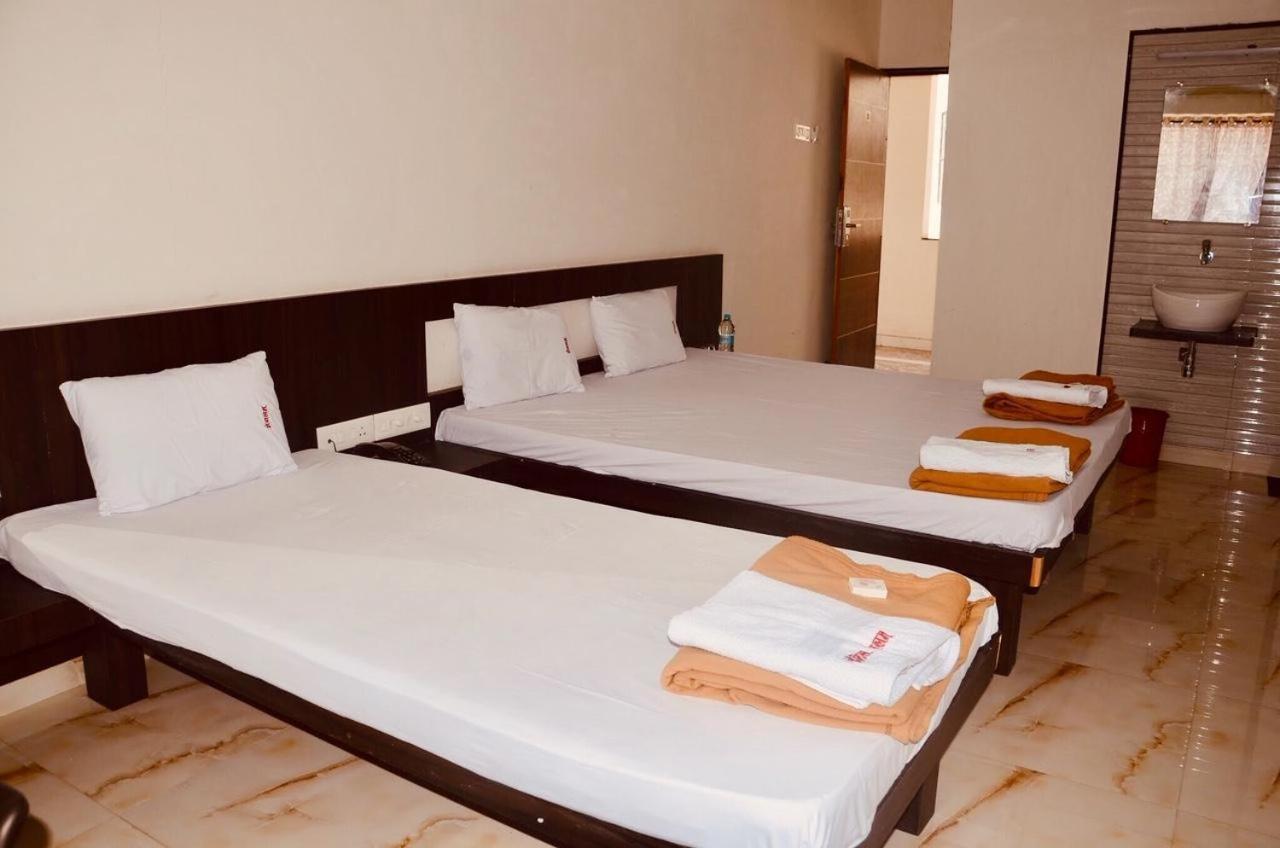 Hotel Mangalam Kurandvad Esterno foto