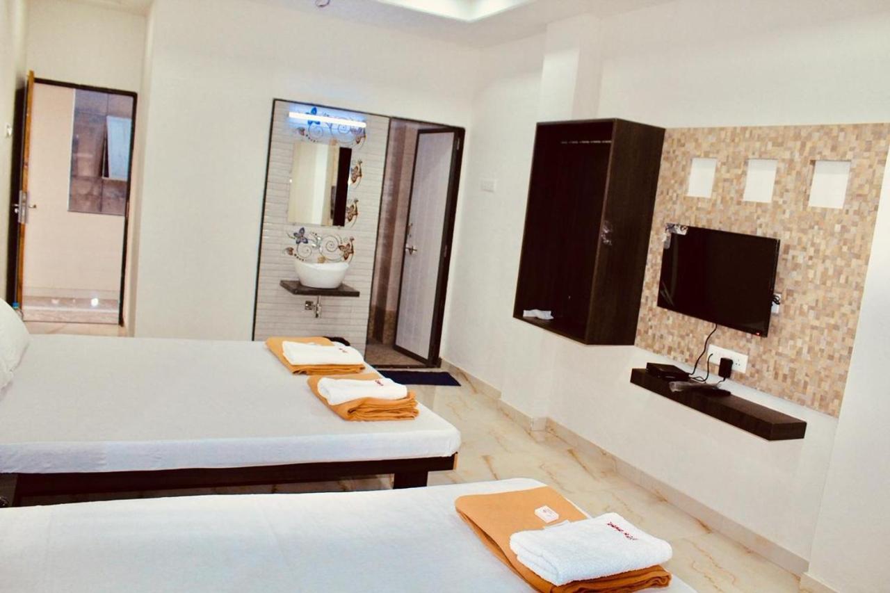 Hotel Mangalam Kurandvad Esterno foto