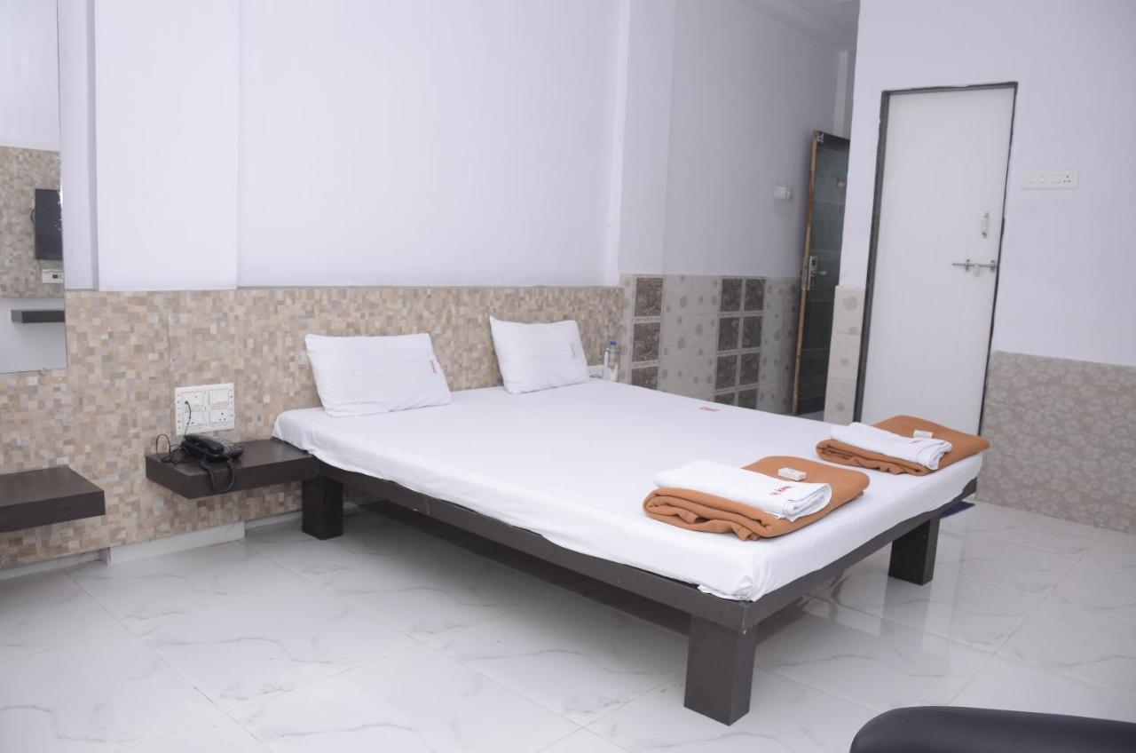 Hotel Mangalam Kurandvad Esterno foto