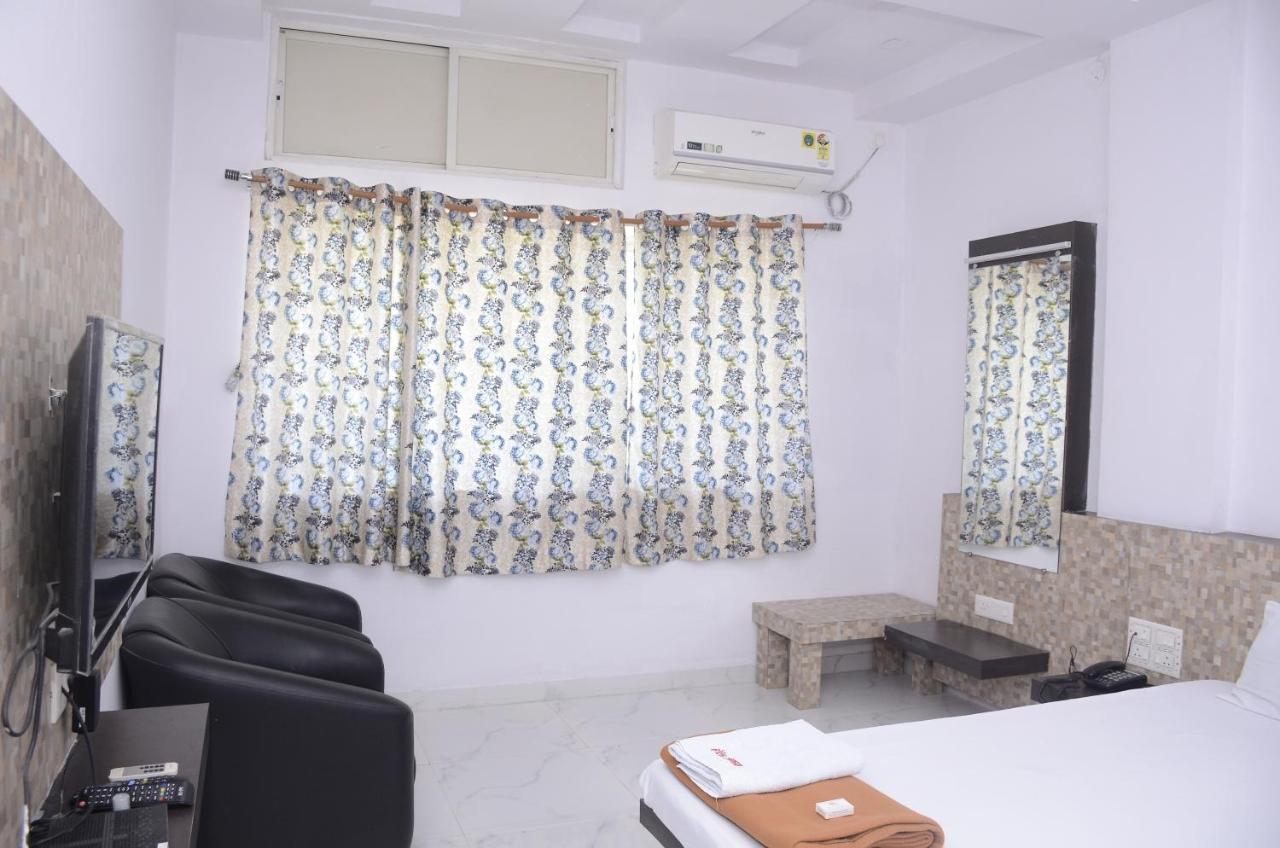 Hotel Mangalam Kurandvad Esterno foto