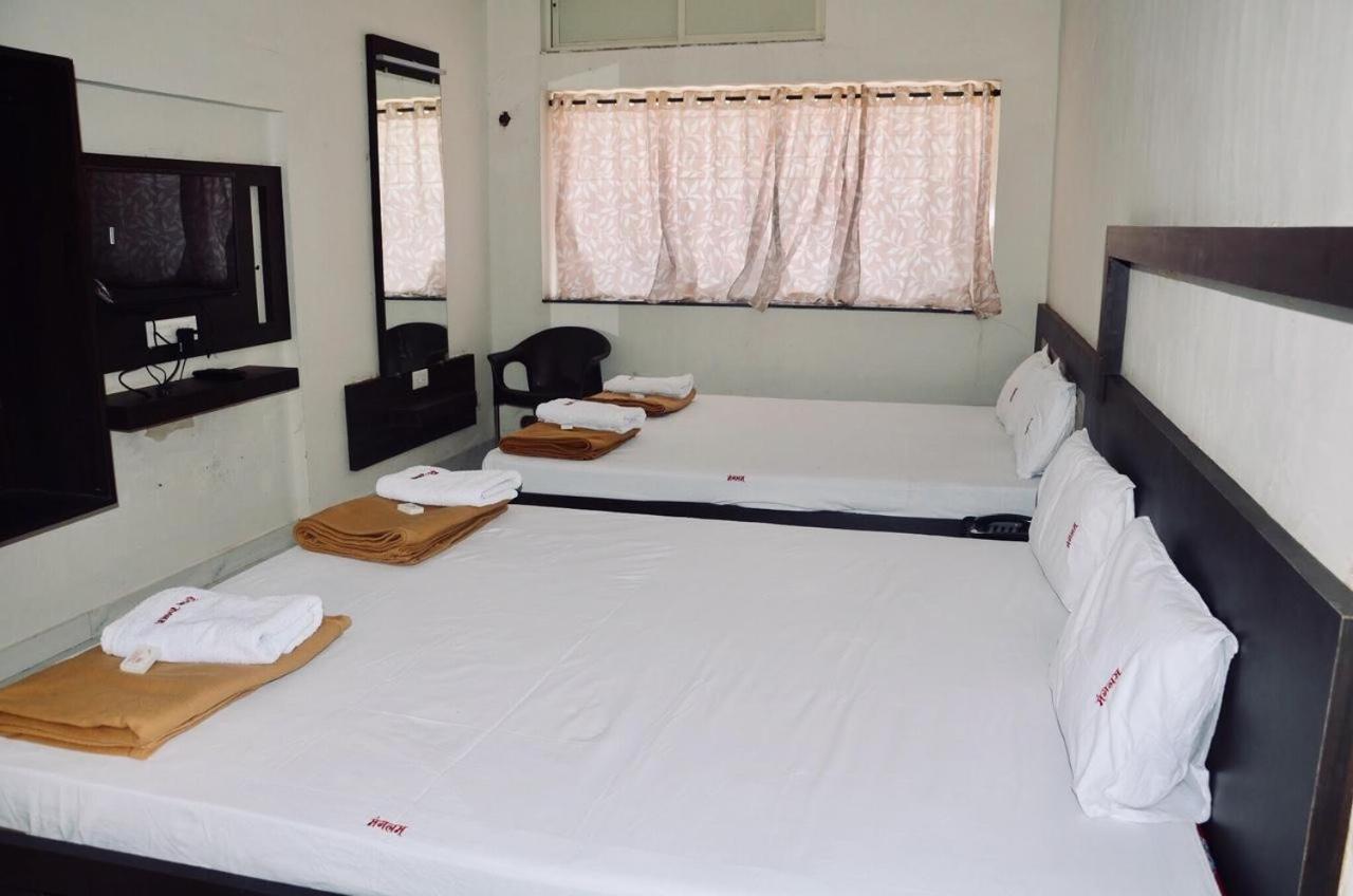 Hotel Mangalam Kurandvad Esterno foto