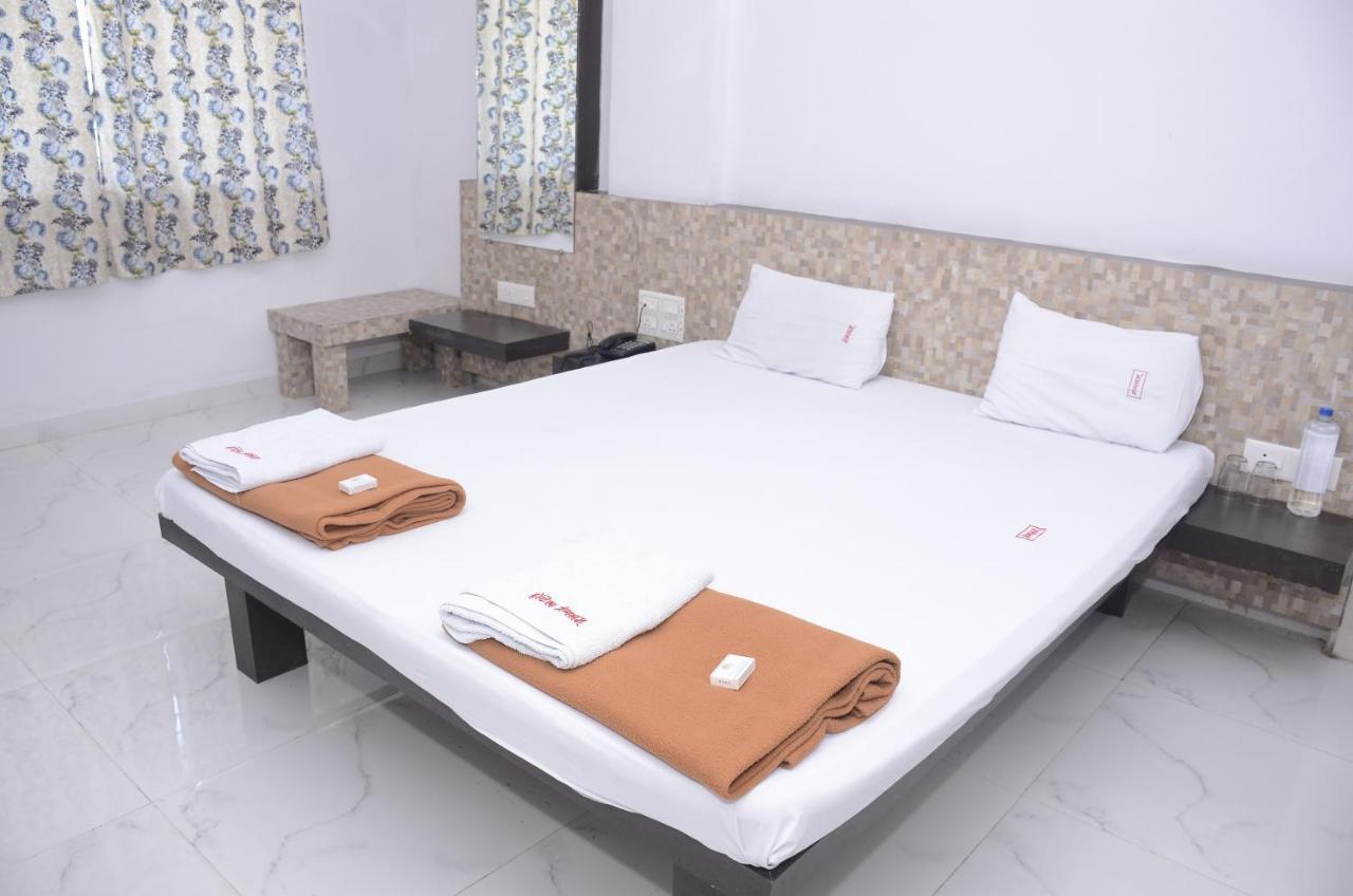 Hotel Mangalam Kurandvad Esterno foto