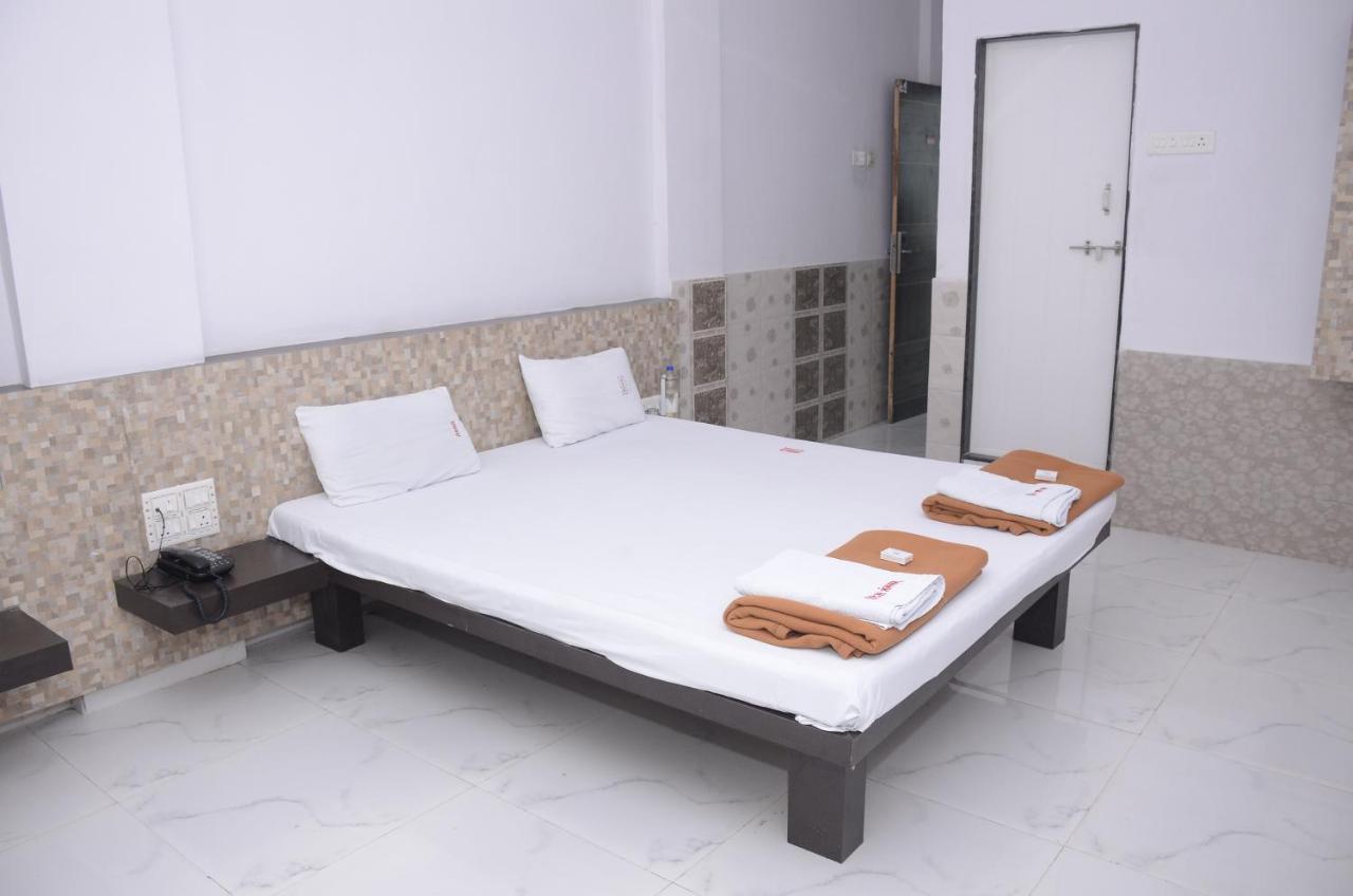 Hotel Mangalam Kurandvad Esterno foto