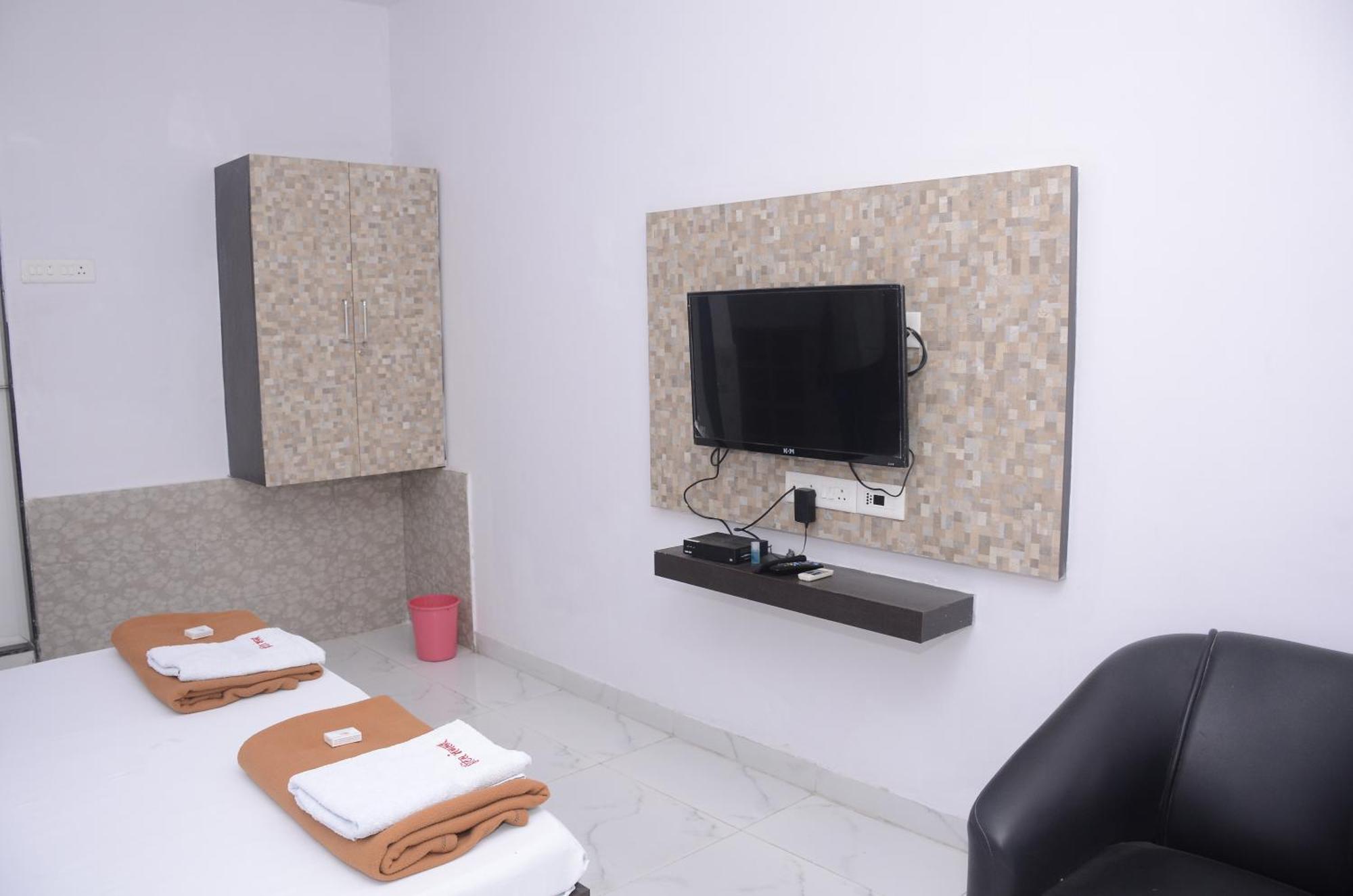 Hotel Mangalam Kurandvad Esterno foto