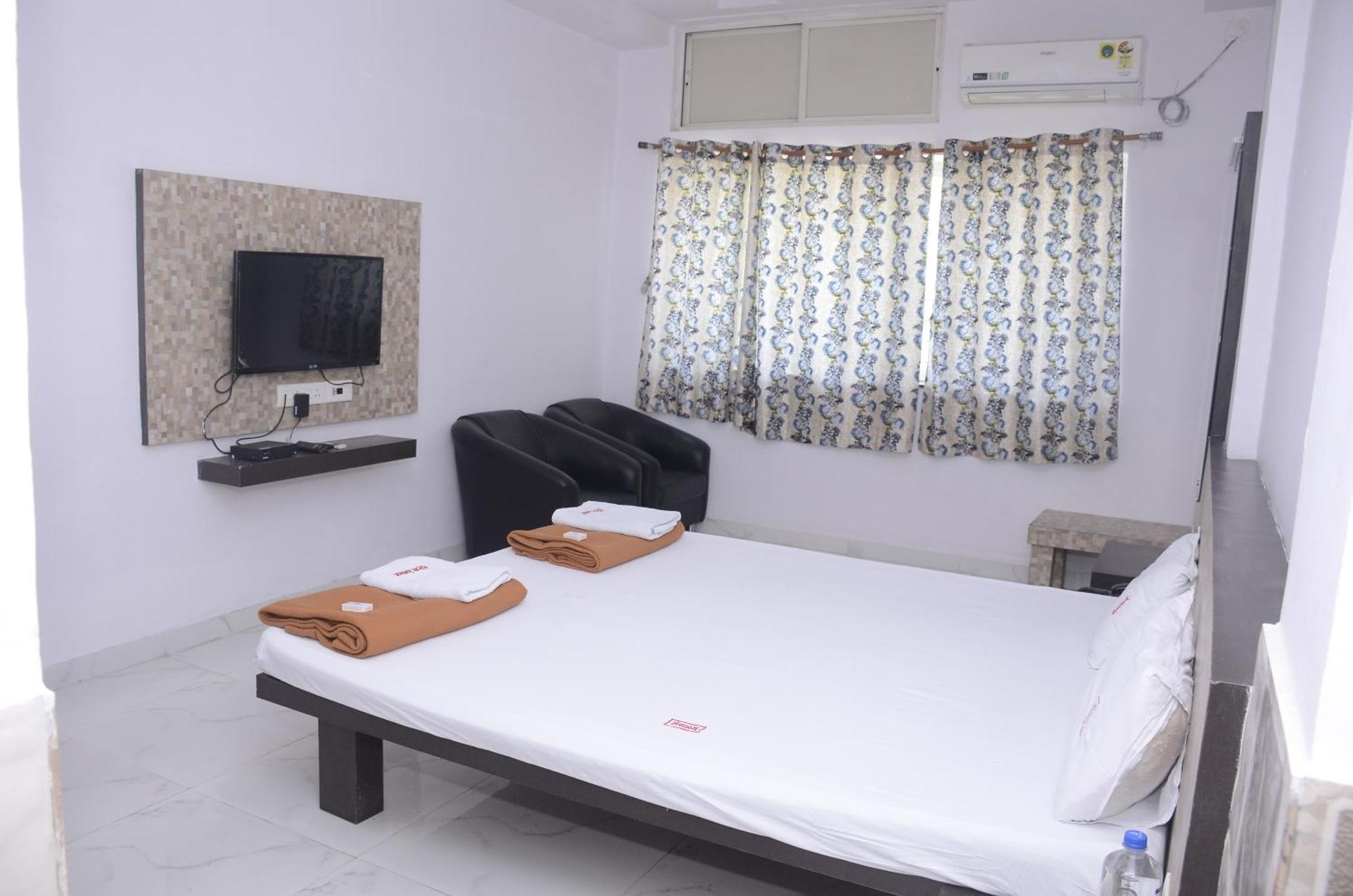 Hotel Mangalam Kurandvad Esterno foto