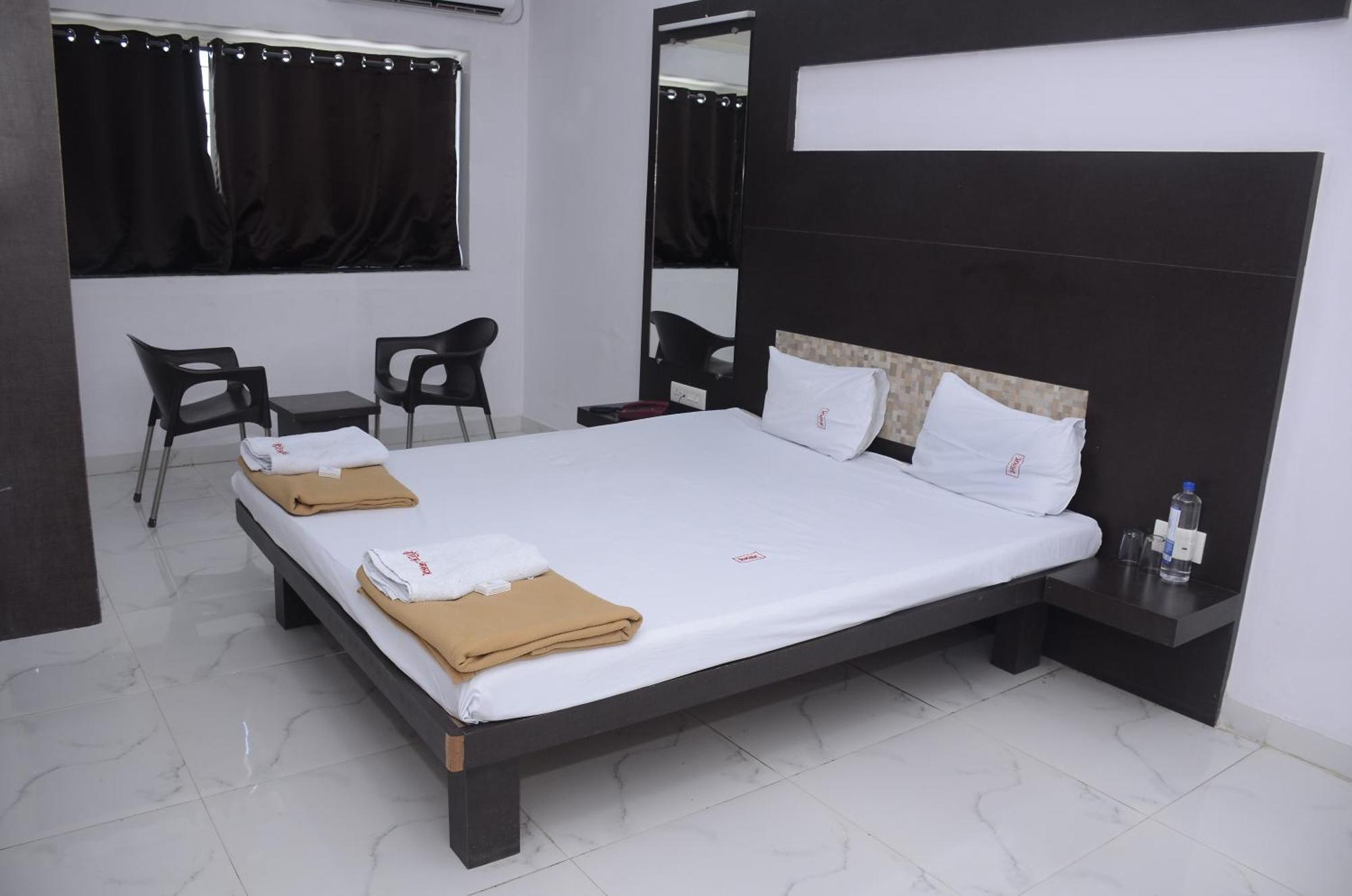 Hotel Mangalam Kurandvad Esterno foto