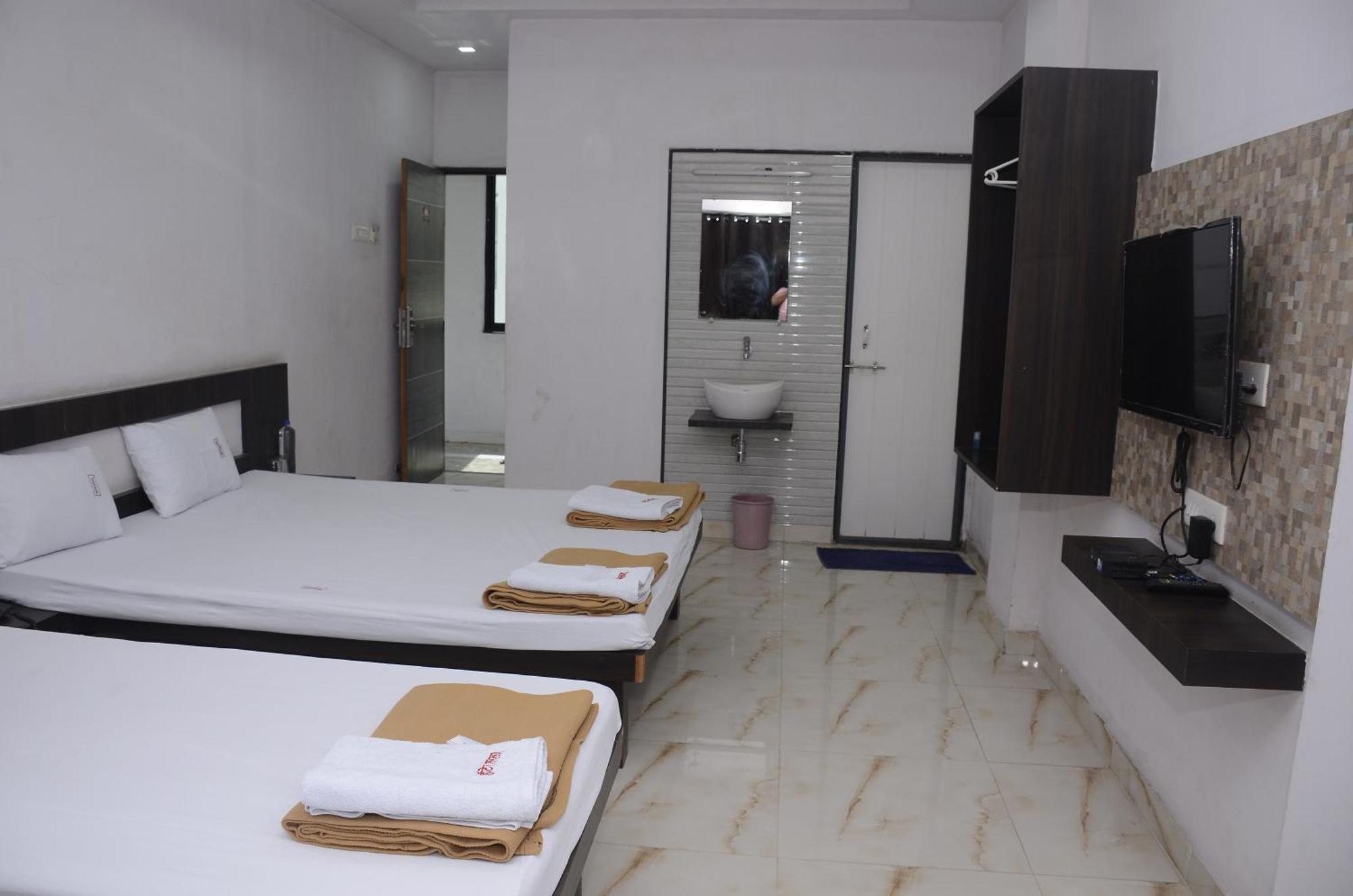 Hotel Mangalam Kurandvad Esterno foto